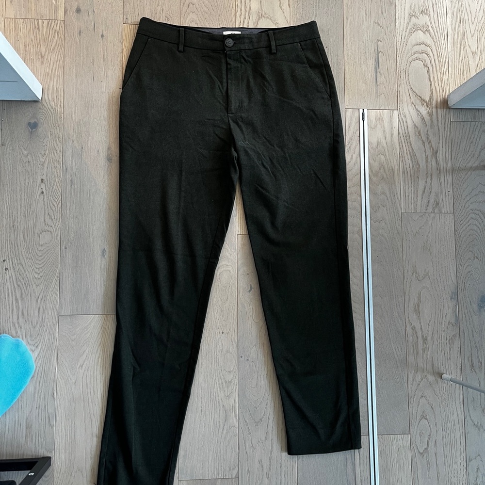 Black Dress Pants with Tailored Fit and Structured Fabric